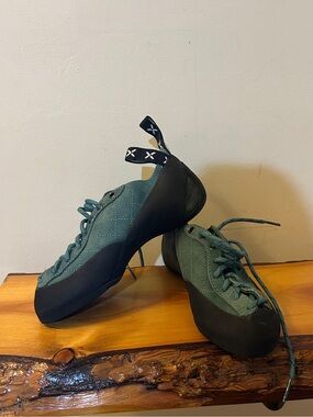 Women's Teal Lace-Up Climbing shoe Size 7